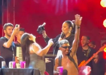 Mari Fernandez monta bar em cima do palco e surpreende público da Expoacre