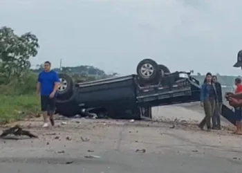 Acidente entre van e caminhonete deixa oito feridos na BR-364