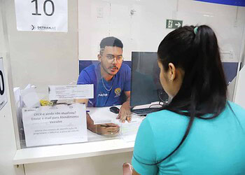 A entrega de documentos é a fase inicial do processo de habilitação. Foto: Iza Bruna/Detran