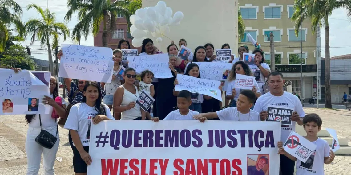 Família de jovem morto na Expoacre protesta no Centro de Rio Branco