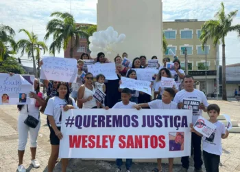 Família de jovem morto na Expoacre protesta no Centro de Rio Branco