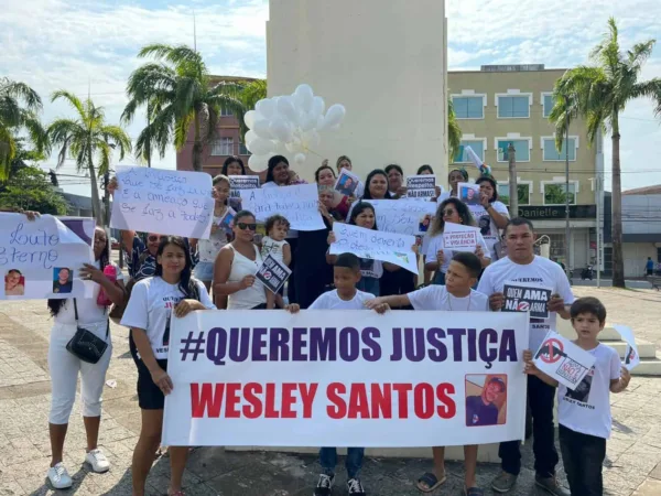 Família de jovem morto na Expoacre protesta no Centro de Rio Branco