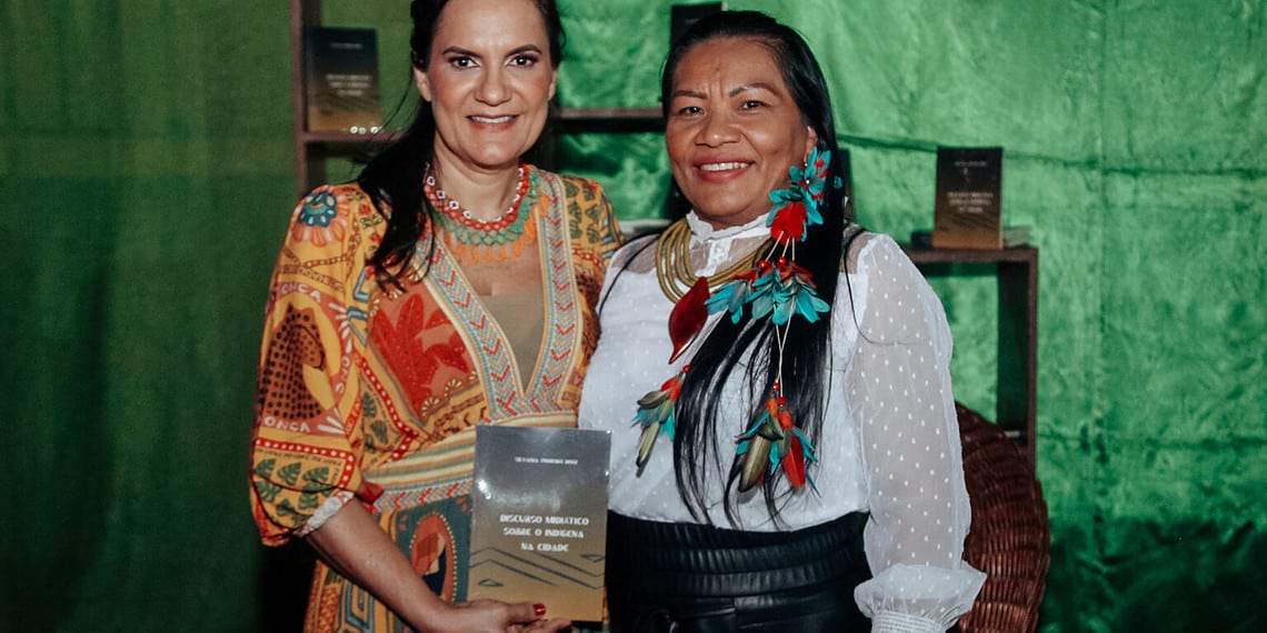 A jornalista Silvania Pinheiro e a secretária de Povos Indígenas do Acre, Francisca Arara (Foto: Neto Lucena/Secom)