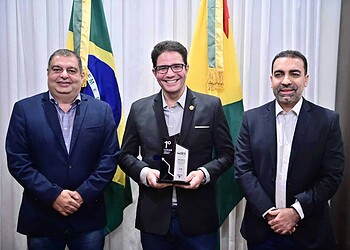 Gladson Cameli recebe prêmio anual de tecnologia e fala de ‘aproximar o Estado das pessoas’