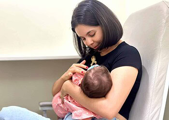 Registro de mãe e filha usufruindo dos serviços da sala da mãe trabalhadora que amamenta. Foto: Eliel Mesquita/Secom