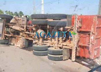 Caçamba tomba na Via Verde, próximo ao shopping da Capital