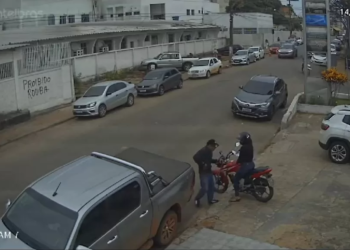 Câmera flagra criminoso roubando moto de mulher em plena luz do dia