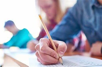 Faculdade deve indenizar aluna em R$ 7 mil por não entregar diploma de pós-graduação