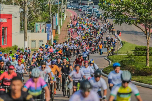 Centenas de ciclistas participam da primeira edição do Projeto Pedala Rio Branco