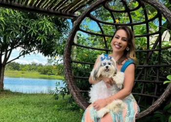 Sem acordo em audiência judicial, influenciadora traz novo laudo que contesta versão de hospital sobre morte de cadela