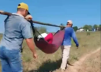 Mulher sofre acidente e é resgatada em rede improvisada devido às más condições de ramal na Transacreana