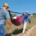 Mulher sofre acidente e é resgatada em rede improvisada devido às más condições de ramal na Transacreana
