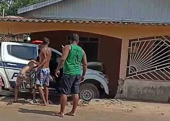 Policiais perdem controle de viatura após baterem em buraco durante perseguição