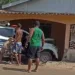 Policiais perdem controle de viatura após baterem em buraco durante perseguição