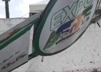 Vento forte com chuva destroem estruturas no Parque de Exposições