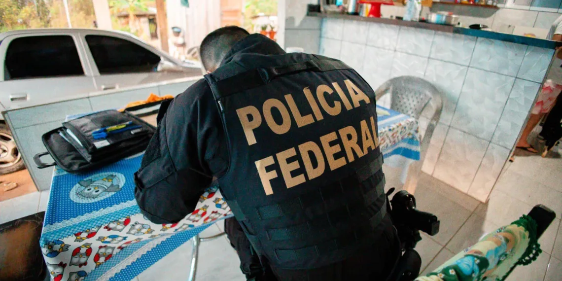 Polícia cumpre mandados judiciais e prende oito pessoas ligadas a organizações criminosas no Acre