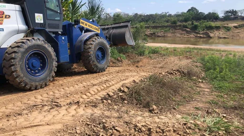 Máquinas avançam a cada dia nos ramais da Transacreana. Foto: Ascom/Deracre