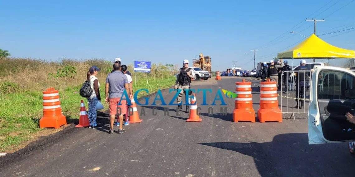 Polícia cumpre ordem de reintegração de posse de 450 famílias na Estrada do Irineu Serra