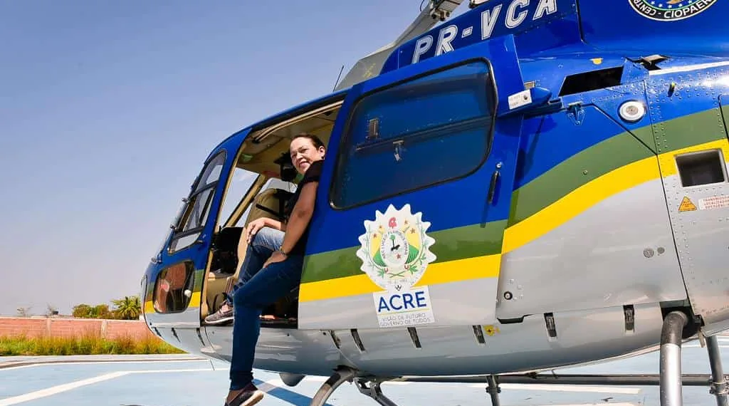 Roseane Souza, se preparando para o seu sobrevoo no Harpia 3. Foto: Júnior Aguiar/Sesacre