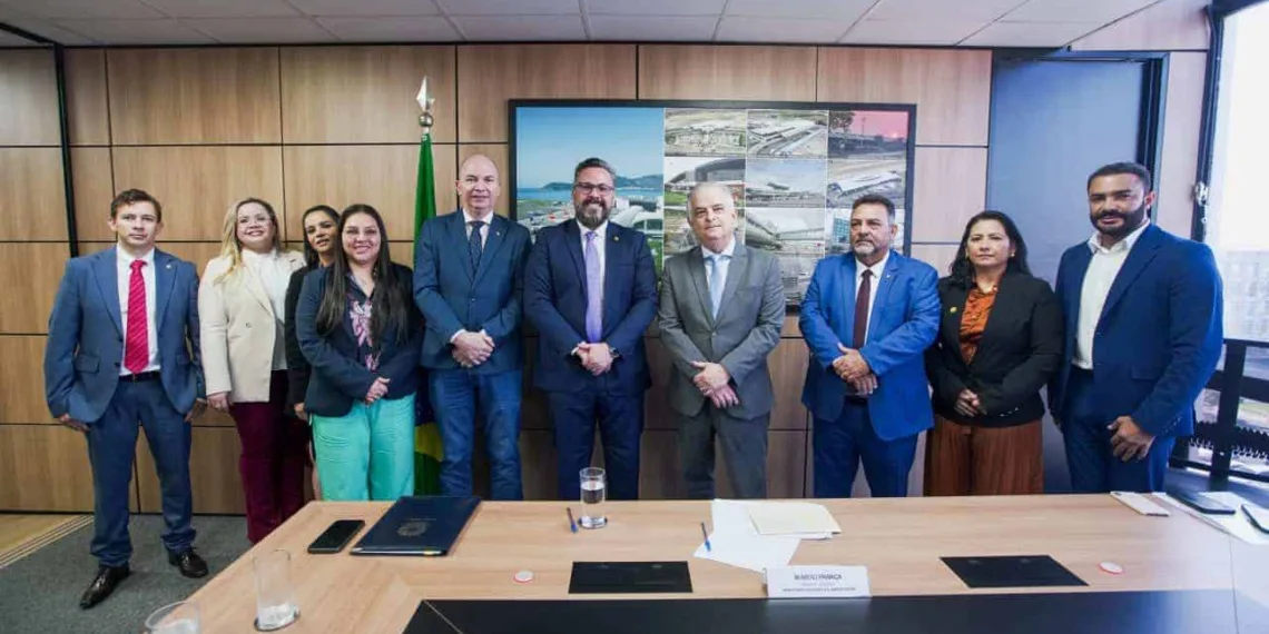 Parlamentares acreanos cobram solução para crise aérea em reunião com ministro e Anac