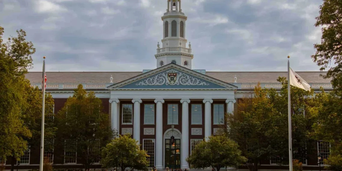 Santander e Harvard lançam 300 bolsas de estudo para professores universitários