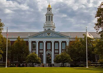 Santander e Harvard lançam 300 bolsas de estudo para professores universitários