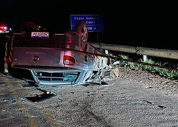 Carro colide com caminhão e capota na BR-364