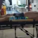 Homem sofre traumatismo craniano ao ser agredido a cadeiradas em posto de gasolina