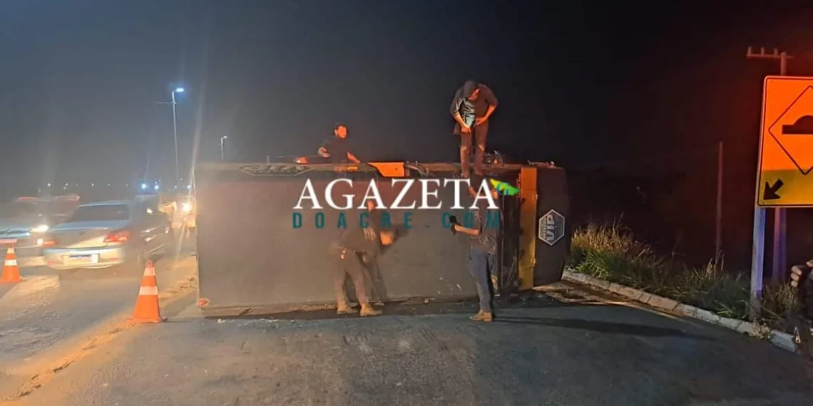 Carro forte invade a contramão, colide contra veículo e capota próximo à Terceira Ponte