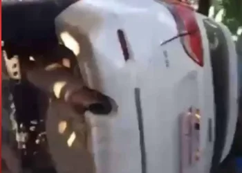 Motorista esquece de puxar freio de mão, carro desce ladeira e invade casa