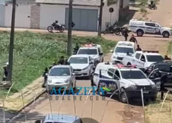 Homem e criança são feitos de refém dentro de carro em Rio Branco; PM negocia com criminosos