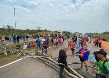 Acesso ao Aeroporto de Rio Branco é interditado em protesto organizado por moradores