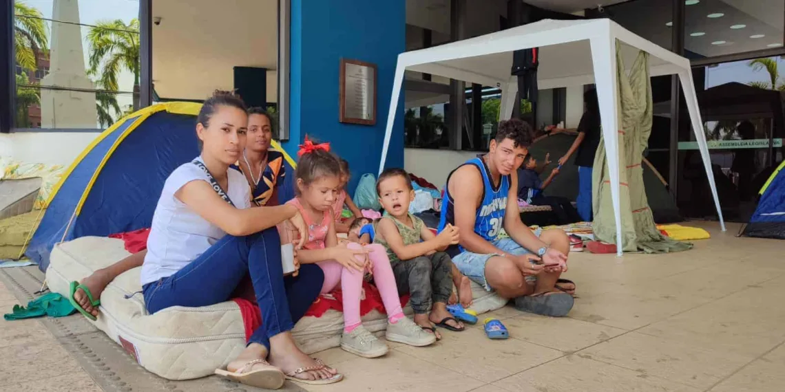Moradores de área desocupada pelo governo acampam em frente à Aleac; ‘vai chegar mais gente’