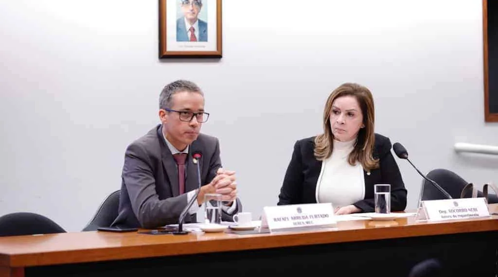 Reitor da U:Verse não vai à audiência pública sobre fim das atividades no AC e deputada reage: 'descaso'