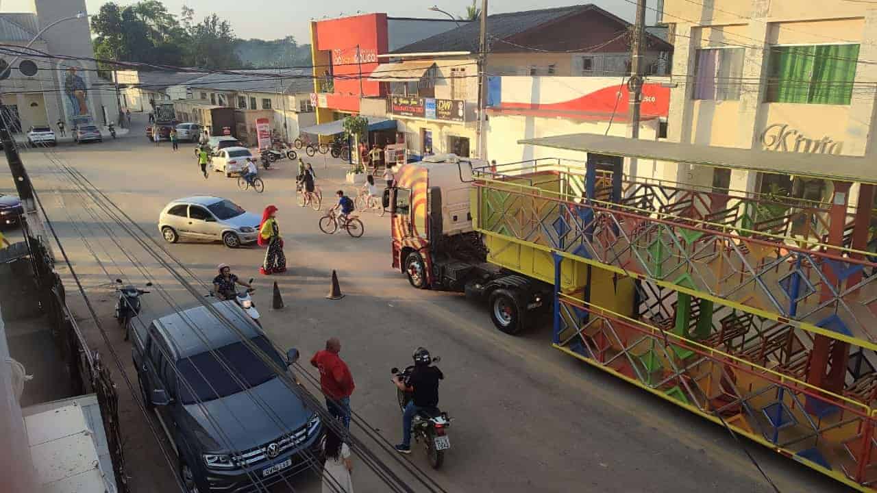 Carreta da Alegria chama atenção nas ruas de Rio Branco