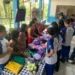 Alunos do 1° ano do Ensino Médio da escola Dr. Santiago Dantas iniciaram, através de uma disciplina eletiva, um projeto de moda sustentável pare renovação e criação de roupas. (Foto: Reprodução)