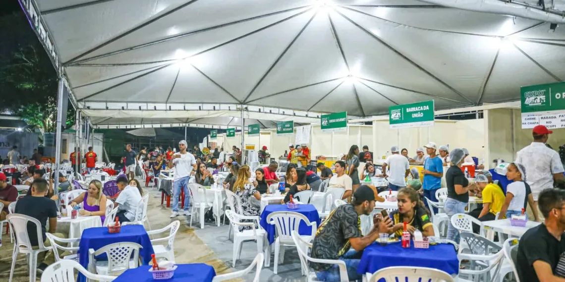 População tem diversas opções na praça de alimentação. Foto: Marcos Santos/Secom