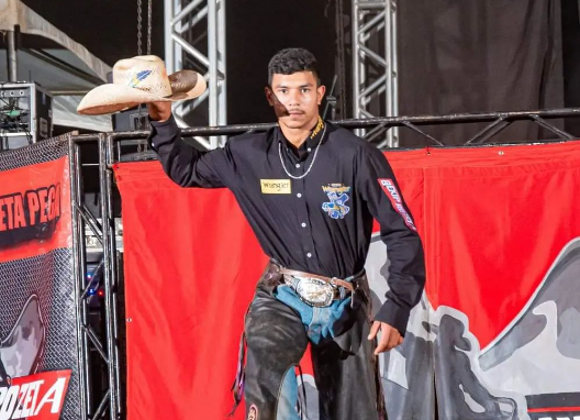 Peão natural de Assis Brasil, Yan Victor Santos conseguiu o 2° lugar na competição internacional de rodeio com touros. (Foto: Rede Social)