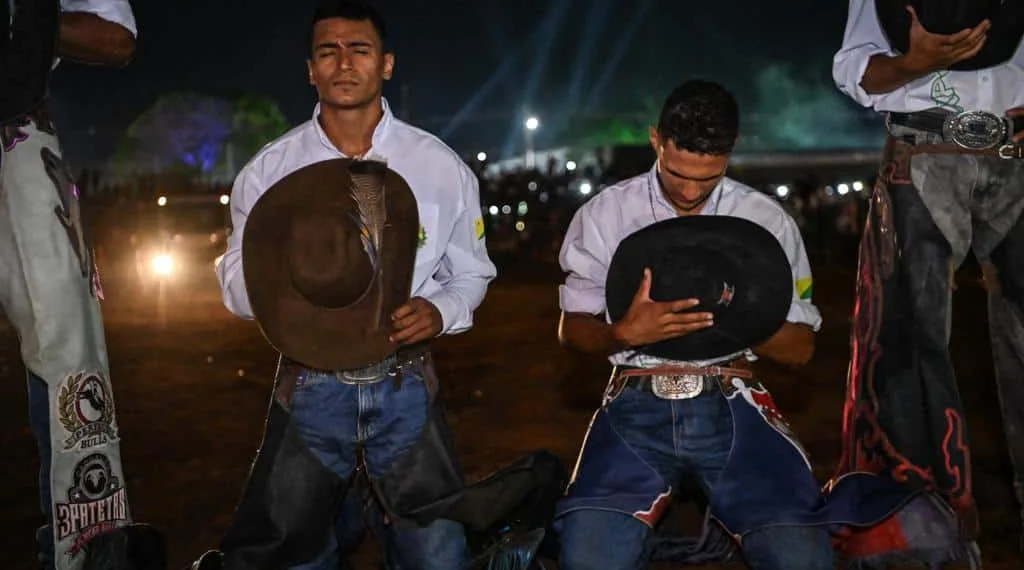 Público lota Parque de Exposições em abertura do Rodeio