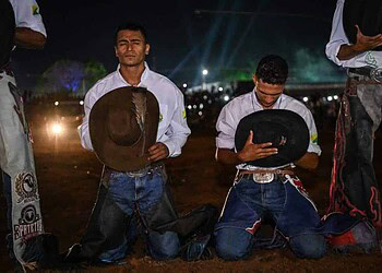 Público lota Parque de Exposições em abertura do Rodeio
