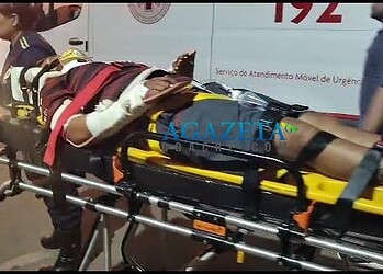 Trabalhador tenta desviar de buraco, sofre acidente e fratura os dois braços