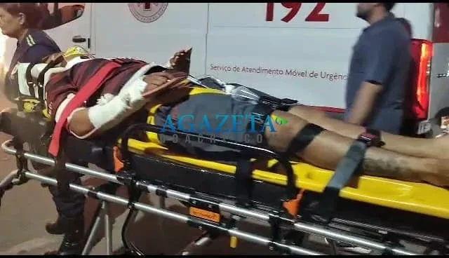 Trabalhador tenta desviar de buraco, sofre acidente e fratura os dois braços