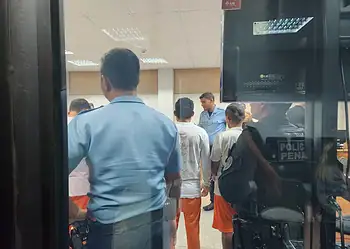 Réus posicionados para a leitura da sentença — Foto: Renato Menezes/g1