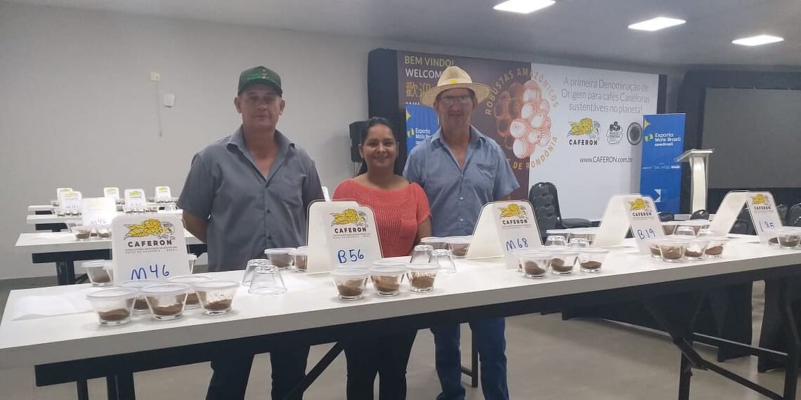 Produtores de café robusta amazônico comercializam um carregamento do produto, a ser experimentado em mercados consumidores internacionais. Foto: cedida