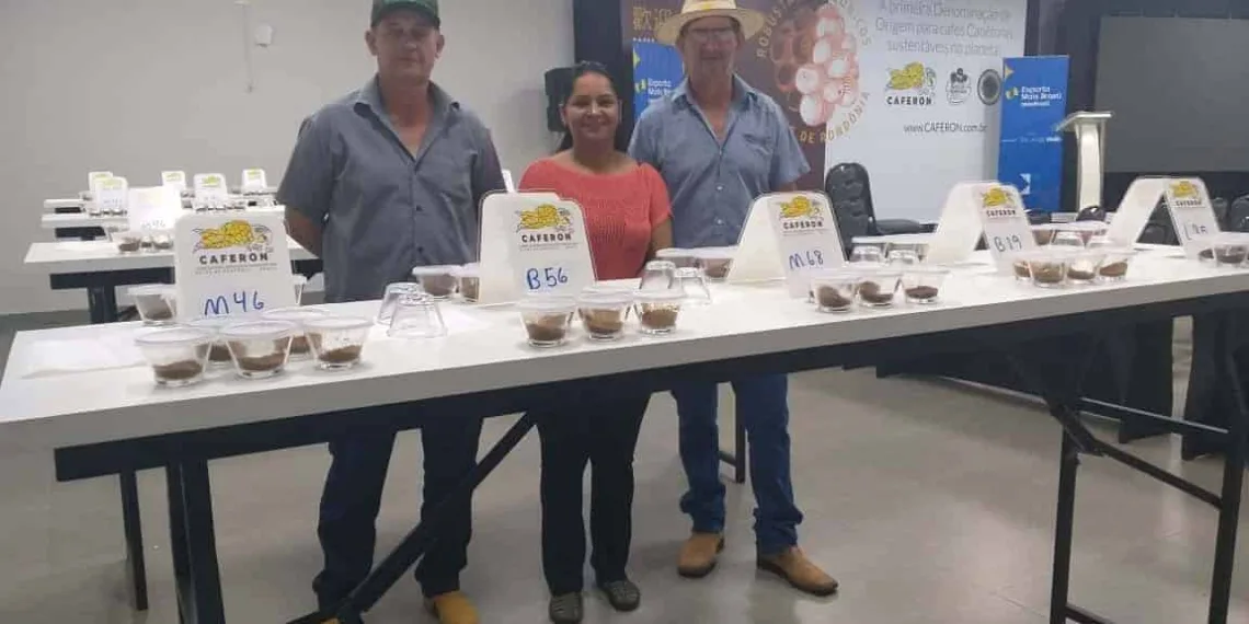 Produtores de café robusta amazônico comercializam um carregamento do produto, a ser experimentado em mercados consumidores internacionais. Foto: cedida