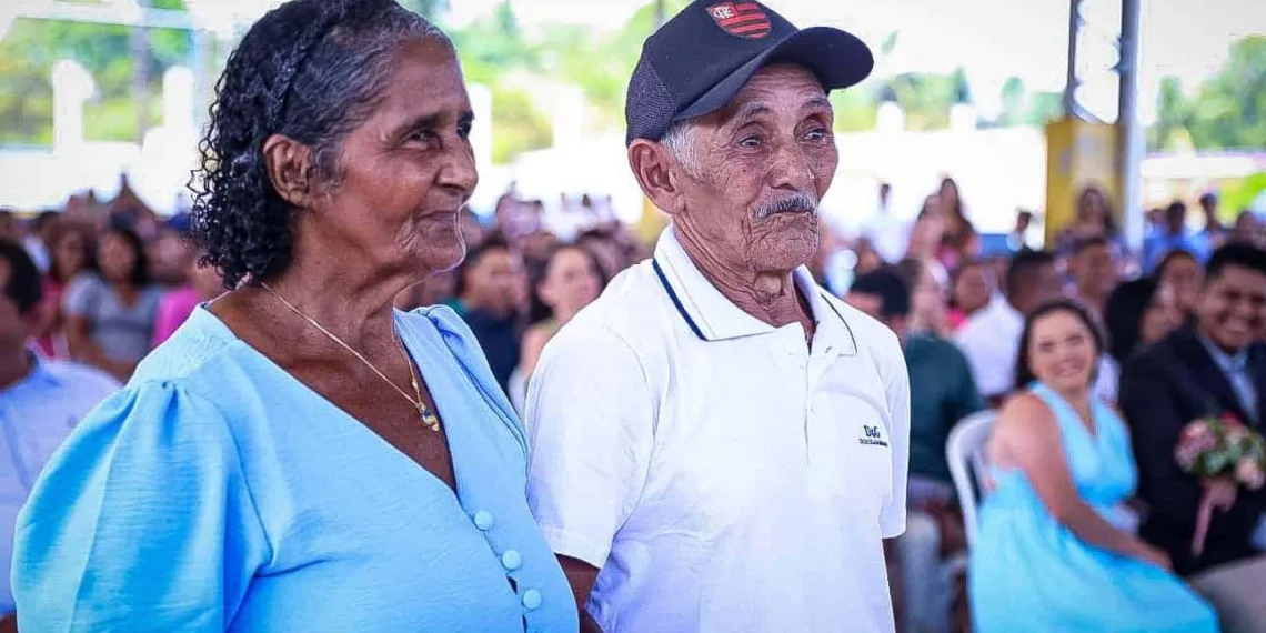 Após 40 anos juntos, casal de idosos oficializa união em casamento coletivo no Acre