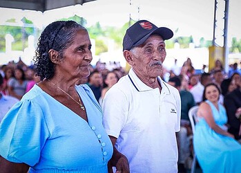 Após 40 anos juntos, casal de idosos oficializa união em casamento coletivo no Acre