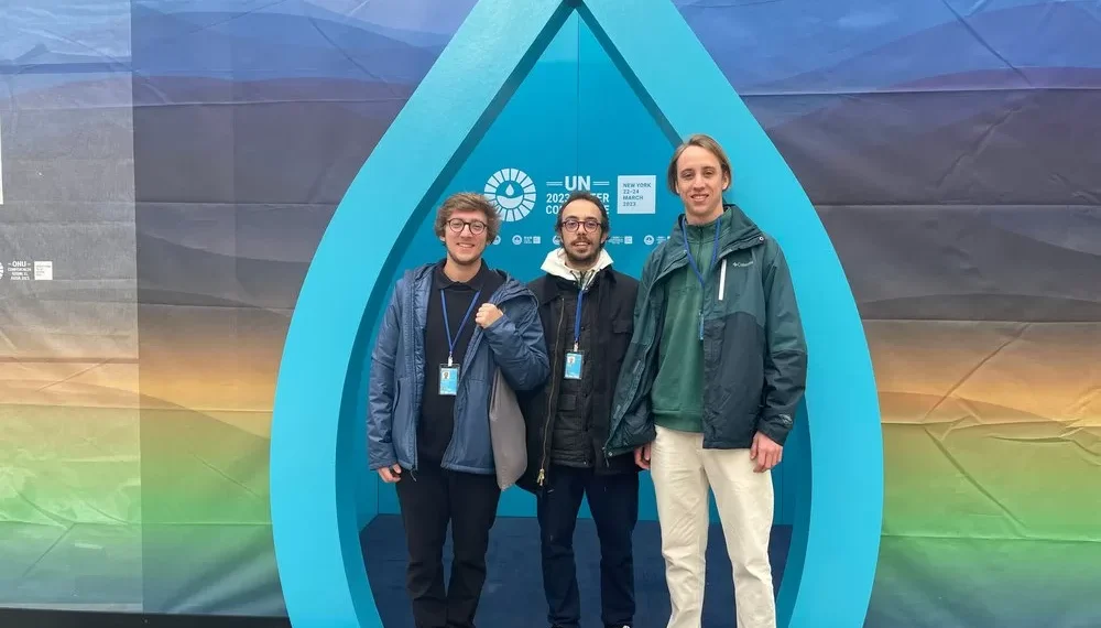 João Piedrafita, Rodrigo Belli e Daniel Ilg (os três fundadores da Água Camelo) durante a Conferência Mundial de Água da ONU 2023 em NY. (Foto: Reprodução)