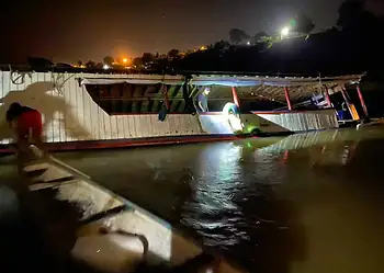 Barco com 25 pessoas bate em tronco de árvore e naufraga no interior do Acre