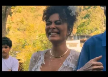 Juliana Paes renova votos de casamento de biquíni e look transparente em capela e recebe críticas: 'Fim dos tempos'
© Reprodução, Instagram